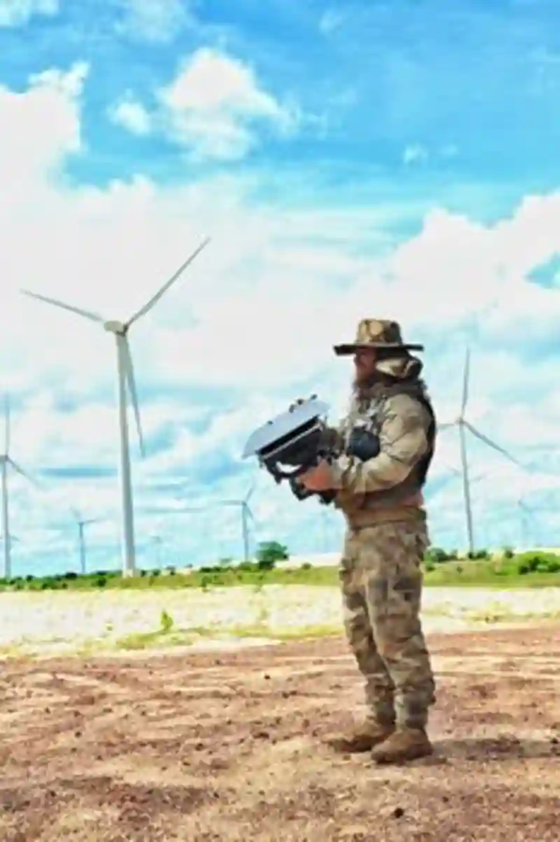 Operator Drone Di Lanskap Ladang Angin