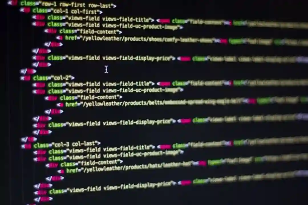 Tampilan close-up detail kode HTML di monitor komputer, menampilkan pengembangan web.