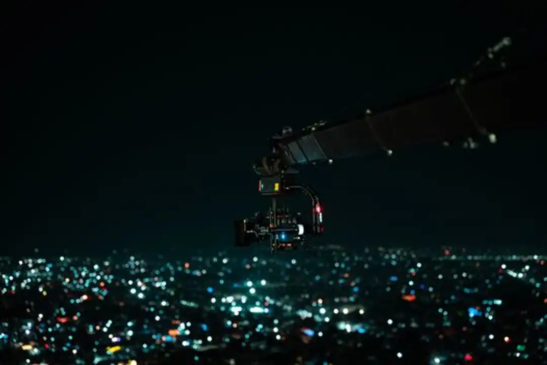 Pemandangan kota India yang ramai di malam hari dari sudut pandang sinematik drone.