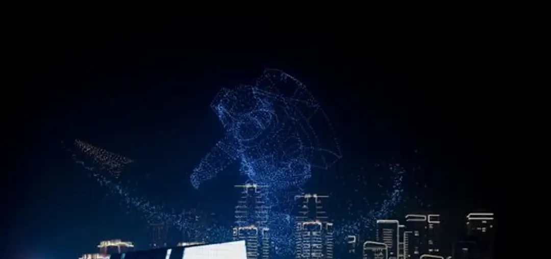 Pertunjukan drone dengan formasi astronot di atas cakrawala kota, menunjukkan inovasi dalam pelatihan drone swarm.