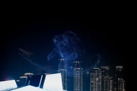 Pertunjukan drone dengan formasi astronot di atas cakrawala kota, menunjukkan inovasi dalam pelatihan drone swarm.