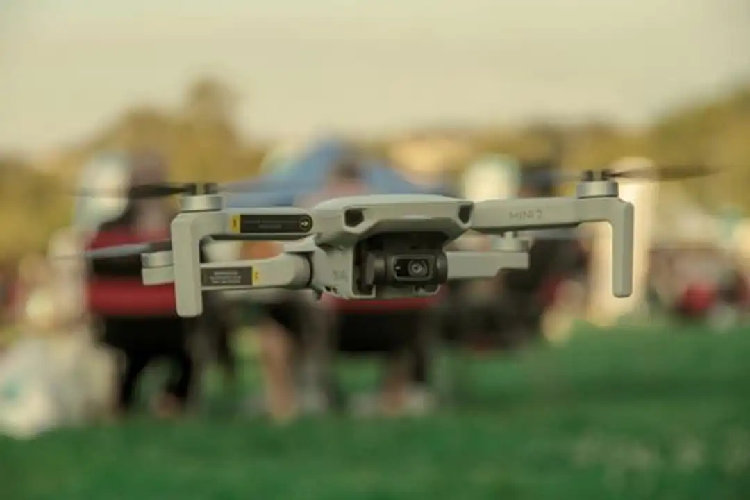 Drone DJI Mini 2 terbang di udara untuk inspeksi panel surya