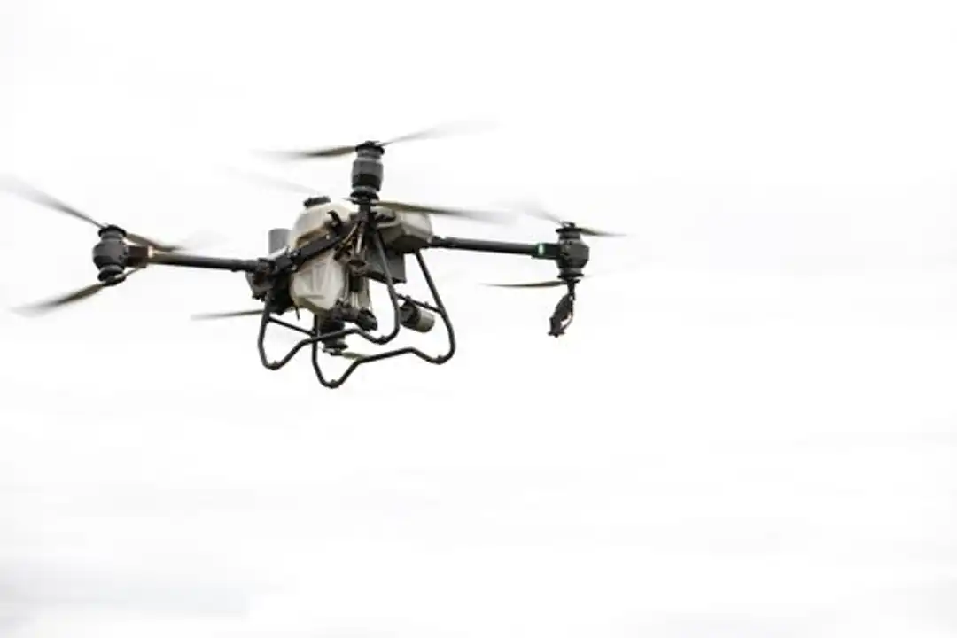 Drone pertanian canggih, terbang, langit mendung, teknologi pertanian modern