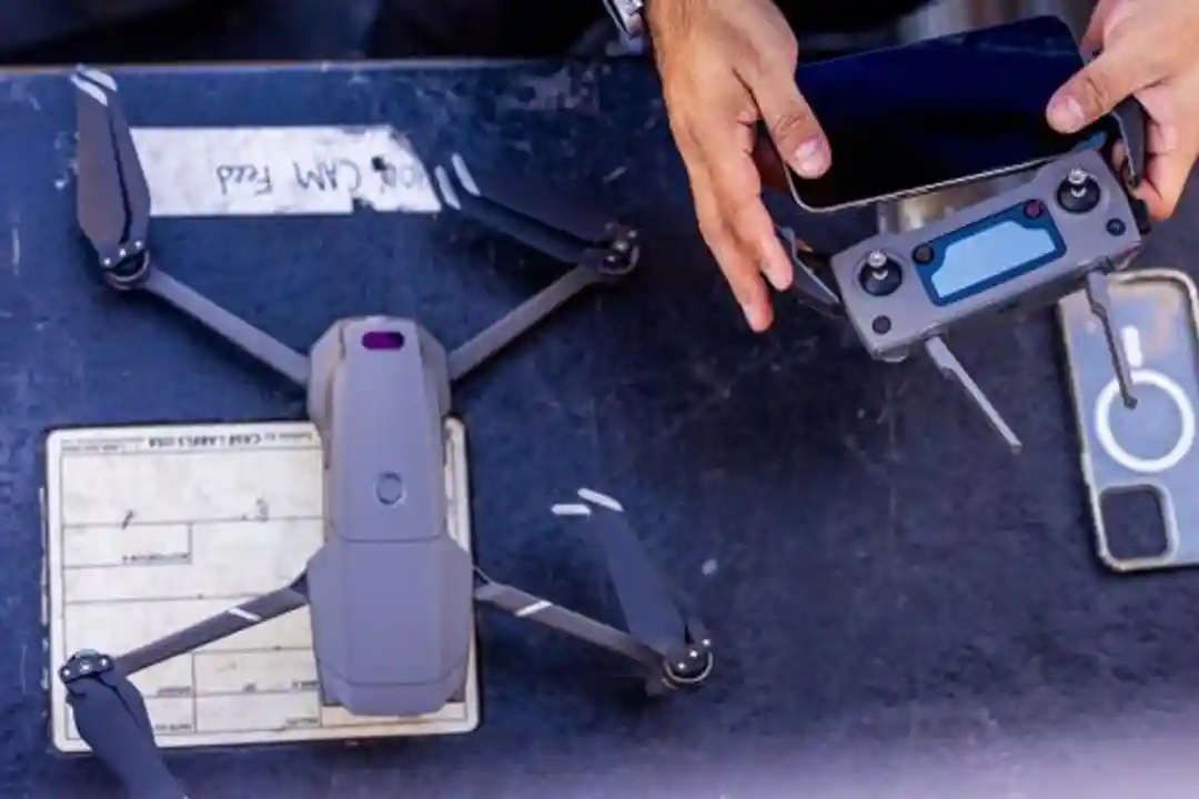 Tampilan atas drone dan perlengkapan penerbangan siap digunakan