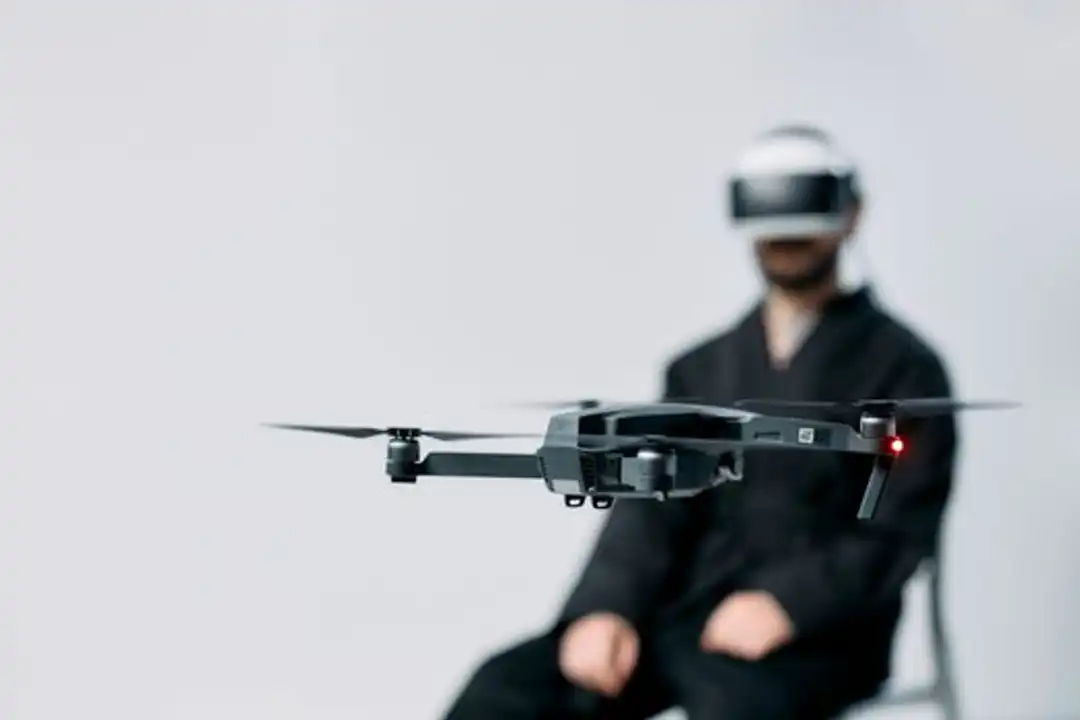 Drone simulasi dalam ruangan dengan pilot VR, siap untuk pelatihan.