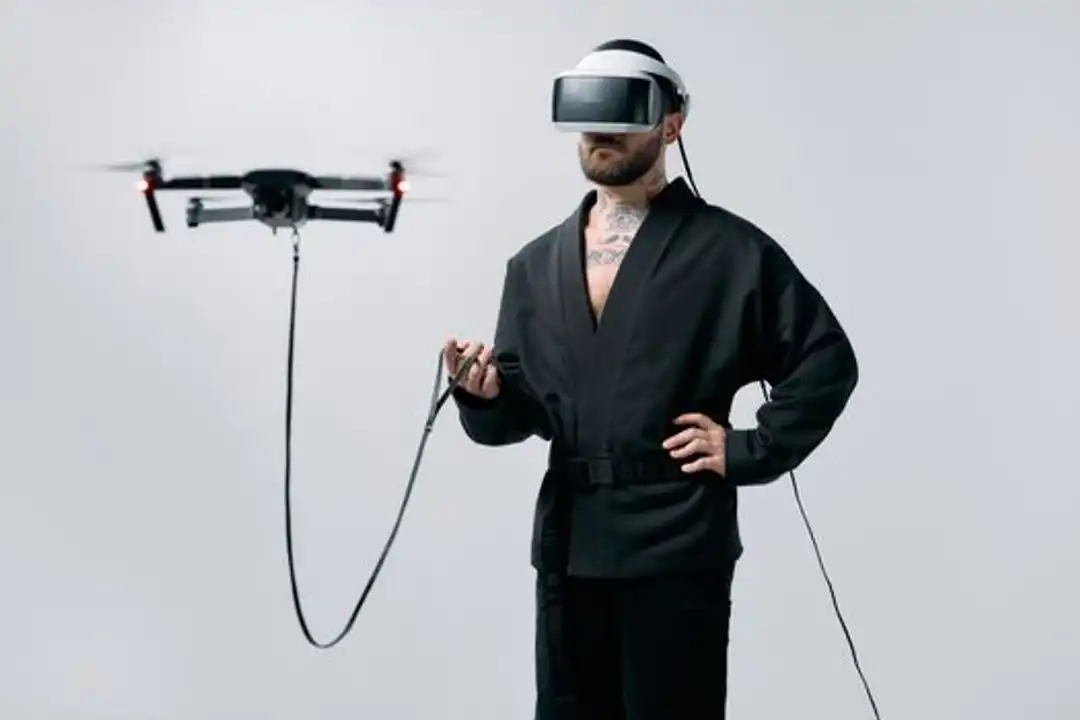 Pria mengendalikan drone menggunakan VR di studio, inovasi pelatihan drone.